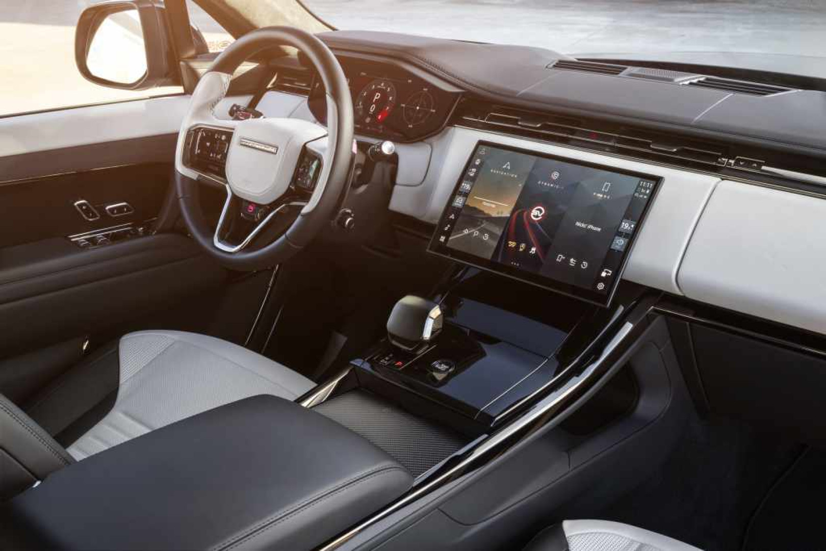 Як правильно доглядати за шкіряним салоном Land Rover
