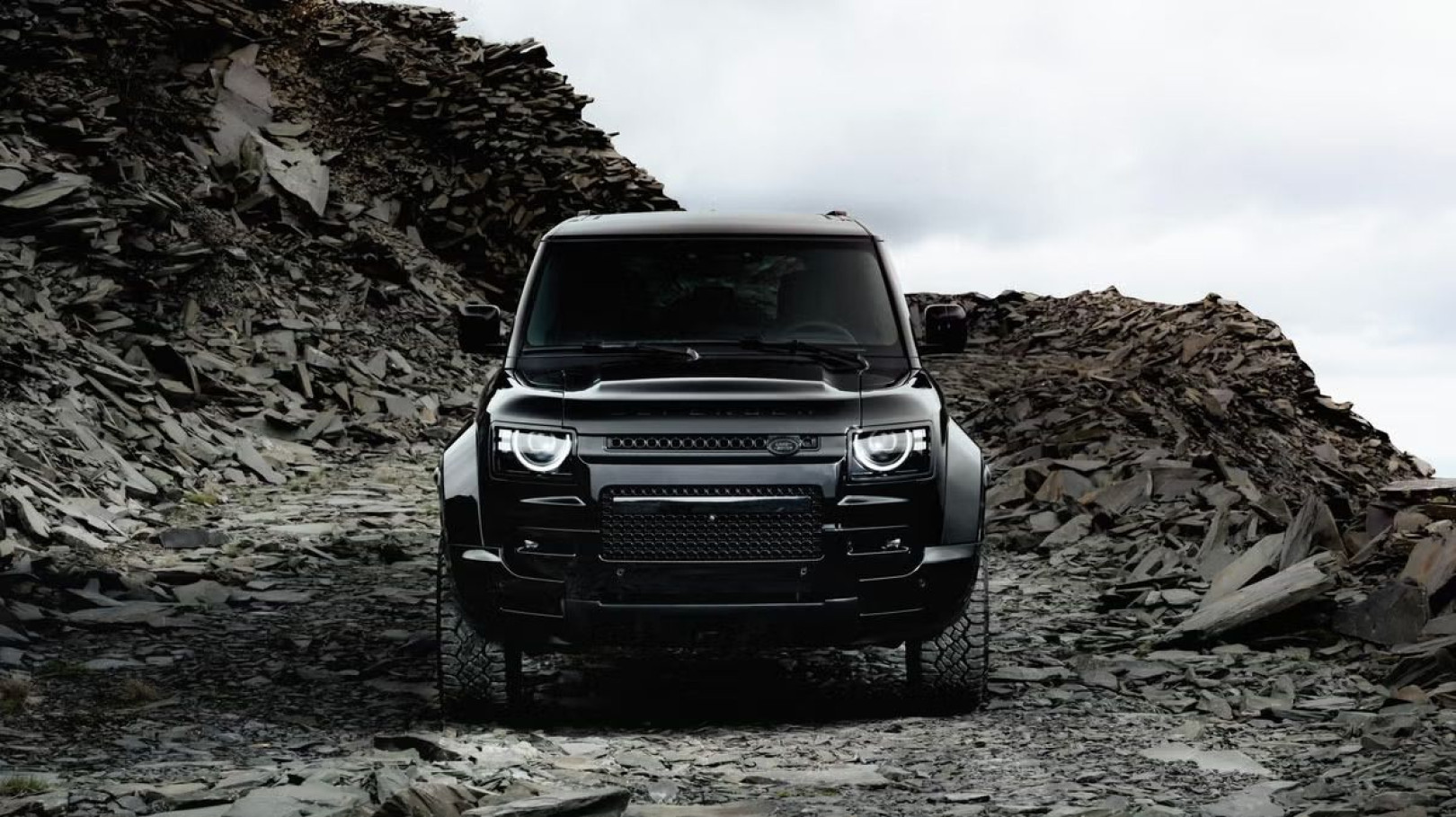 Новий Defender Octa Black 2026 від Land Rover: темна естетика на межі образу