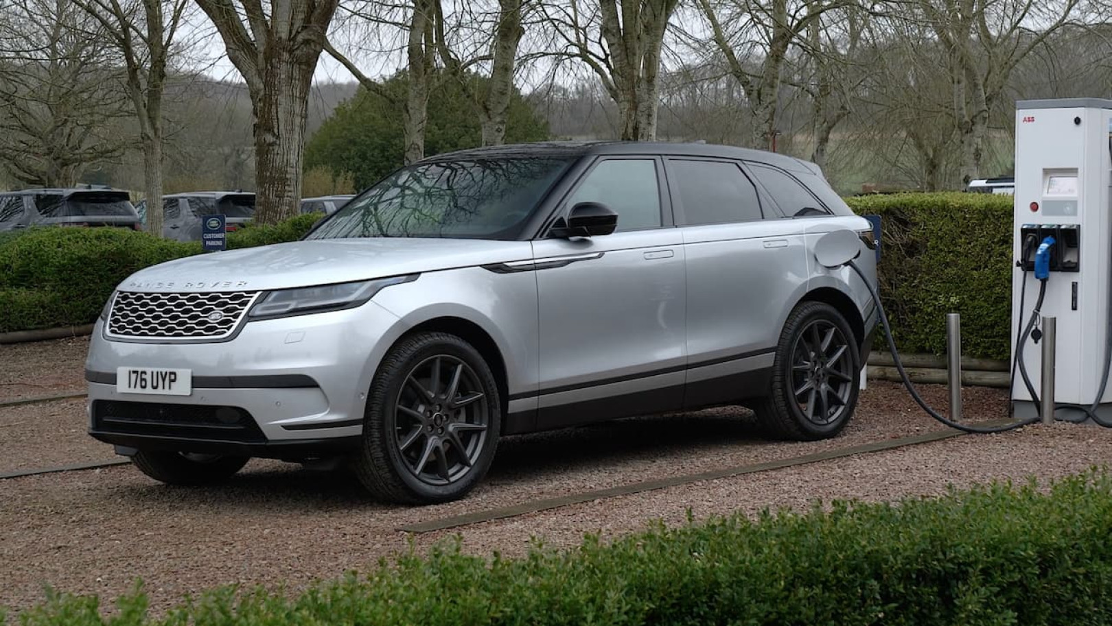 Що відомо про електричний Range Rover Velar?